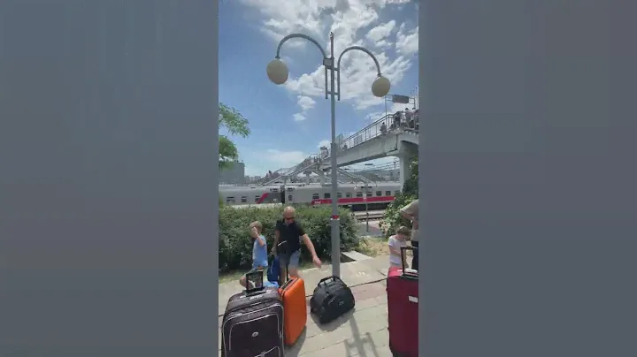 Чтобы добраться до Геленджика, нужно приехать на поезде в Новороссийск, а потом на авто до курорта